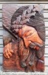 FIgura entalhada  representando o rosto de Cristo em espessa madeira . Med.: 62 x40 x7 cm.
