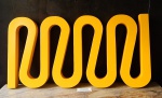 Escultura em madeira na cor amarela. med. 88 x45 cm