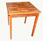 Robusta mesa em madeira para quatro lugares. (desgastes) 77 x 70x42 cm
