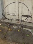 Cadeira de ferro  no formato circular. (desgastes) med. 85 x diam 72.