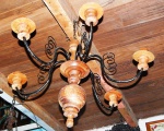 Lustre de teto  para 06 lâmpadas em madeira torneada e ferro .med:55 cm alt x 84 diâmetro.