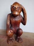 Escultura em madeira representando curioso  macaco. Med.. 40 x22x 17 cm