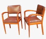 Design: par de cadeiras de madeira com estofamento em courvin.  (desgastes) Med.:90 x53 x47 cm.