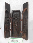 Arte popular: Oratório de viagem,  esculpido em madeira. (desgastes) med. aberto 22 x15e fechado 22 x7 cm