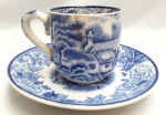 WOODS WARE -  xícara de café com pires em faiança vitrificada inglesa nas cores azul e branco, marca em sua base. xícara com fio de cabelo