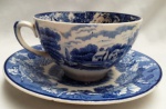 WOODS WARE -  xícara de chá com pires em faiança vitrificada inglesa nas cores azul e branco, marca em sua base. xícara com mancha e pires com lascado