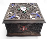 Caixa retangular, prata portuguesa, filigranada, decorada com Cruz de Malta, tampa aplicada com placa de metal esmaltada, decorada com escudo .  4,5 x 6,5 x  6,5 cm.