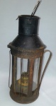 antigo luminária ferroviária de coleção, japonesa, confeccionada em ferro. marcas de ferrugem. medindo 28 cm altura