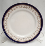 Prato raso  em porcelana inglesa Bleu de Roi Alfred Meakin, England na cor branca com barrado em azul cobalto e ouro brunido. medindo 22,5 cm