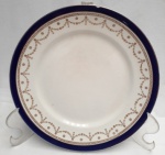 Prato raso  em porcelana inglesa Bleu de Roi Alfred Meakin, England na cor branca com barrado em azul cobalto e ouro brunido. medindo 22,5 cm. borda com lascado