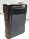 antiga garrafa em formato de livro confeccionada em vidro