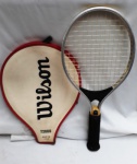 Raquete de tênis marca Metalplas acompanha capa protetora para transporte da Wilson modelo T2000