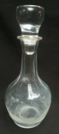 SAINT LOUIS - Elegante garrafa em cristal francês translúcido, Ricamente lavrados com motivos de flor de liz, gregas e ramagens. Medindo 28 cm altura