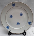 prato de coleção em porcelana Real, com desenho floral no tom azul e branco