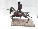 Dom Quixote  - Belíssima escultura confeccionada em latão retratando Dom Quixote, com base em granito