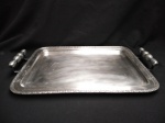 WOLF -bandeja metal espessurado a prata, borda serrilhada. Medindo 49 x 33 cm total