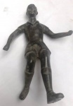 antiga escultura confeccionada em bronze, retratando um jogador de futebol. pesando 1600 gramas aproximadamente e medindo 24 x 17 cm