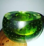 magnifico e grosso cinzeiro em cristal de murano, anos 50. no tom verde com bolhas. espetacular peça. medindo 9 x 14 cm