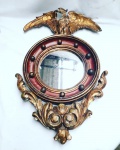 Espelho estilo napoleônico em madeira entalhada com águia, guirlandas e perolados, com moldura revestida a folha de ouro- , 53 x 34 cm