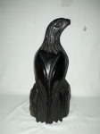 magnífica escultura confeccionada em jacarandá, retratando uma águia, bico quebrado. medindo 34 cm ALTURA