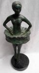 MONICA JENSEN - antiga e maravilhosa escultura confeccionada em bronze retratando uma bailarina.  Medindo 40 cm com a base e 37 cm sem a base