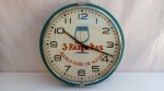 Relógio Parede 3 FAZENDAS, Original desde o Maquinário até o Vidro Bombê Translúcido, Funcionando, à Quartz; aprox 36 x 5,5cm, com marcas do tempo, conforme apresentado nas fotoas