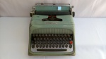Máquina Escrever Antiga, OLIVETTI Modelo STUDIO 44, aprox. 38 x 33 x 14cm, necessário limpeza e revisão, parada algum tempo; segue no estado, conforme apresentado nas fotos