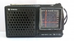 Rádio Antigo SANYO Modelo RP 5140, Escala Cruz "Cross Scale", antena bom estado, chiando; aprox. 18 x 10 x 4,5cm, segue no estado, conforme apresentado nas fotos