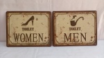 Lote composto de 2 Placas Decorativas Identificação Toillets (Bar, Espaço Gourmet, Garagem), WOMEN e MEN, executados em metal, Litografias Preservadas, em alto relevo; aprox. 25 x 20cm