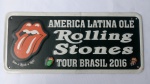 Placa Decorativa Rock n´Roll, Rolling Stones Tour Brasil 2016, executado em metal, alto relevo; aprox. 35,5 x 15,5cm, segue no estado,conforme apresentado nas fotos