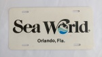 Placa Decorativa Parque Aquático SEA WORLD, Orlando/Florida. Nota de Curiosidade: Sea World é considerado um dos principais concorrentes do parque Disney World, afinal, em algumas cidades existem os dois parques; executado em pvc silcado na tonalidade branca, Original; aprox. 30,5 x 15cm, marcas do tempo, conforme fotos