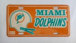 Placa Decorativa Oficial MIAMI DOLPHINS "Time Profissional Futebol Americano Miami", executado em metal, alto relevo; aprox. 30 x 15cm, marcas do tempo, segue conforme apresentado nas fotos