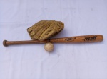 Kit BASEBALL, composto de Taco em madeira (Japonês), Bola (Japonesa) e Luva (Rawlings); taco aprox. 75,5 x 6,5cm; apresenta marcas de uso e do tempo