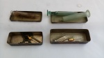 Colecionismo: Lote composto de 2 Antigas Seringas de Vidro, em suas guarnições de inox, seringas usadas, com marcas do tempo, estojos com desgastes, conforme fotos; aprox. 10,5 x 3,5 x 2,5cm