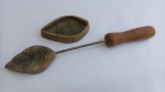 Molde em Bronze p/ Artesanato e afins, Formato Folha, cabo madeira; aprox. 27 x 5 x 2cm / peso aprox. 550 gramas