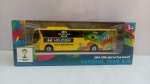 Miniatura Colecionável, Ônibus Copa do Mundo Brasil 2014, Produto Licenciado, segue em Blister original, sem uso; aprox. 17 x 6 x 5cm