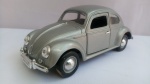 Miniatura VW Fusca; metal/plástico rígido, tonalidade cinza; aprox. 15,5 x 6 x 5,5cm