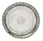 Escravos de Ganho - Rara salva em prata batida, repuxada e ricamente cinzelada. Estilo e época D. Maria. Brasil, cerca de 1800. 19,5 cm de diâmetro