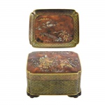 Belíssima caixa e bandeja executada em bronze, com detalhes em ouro e prata. Japão, Meiji, Séc. XIX. 7,5 x 13,5 x 11 cm a caixa e 10,5 x 13 cm a bandeja.