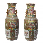 Par de importantes jarrões em porcelana ricamente policromada, ao gosto Mandarim. Alças em relevo, formatando cães de fó. China, Qing, Daoguang, cerca de 1825. 90 cm de altura. Em perfeito estado.