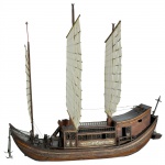 Grande e rara embarcação com velas em madeira com detalhes em madrepérola. China, Séc. XIX. 82 x 80 x 32 cm.