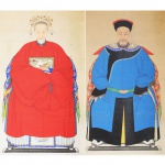 Duas grandes pinturas em pergaminho representando casal de imperadores. China, Séc. XVIII/XIX. 160 x 90 (pintura), 210 x 100 (total).