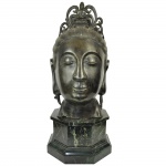 Cabeça de Buda - Escultura em bronze ricamente cinzelada. China, Séc. XVIII. Acompanha base em mármore. 49 cm de altura com a base, 37 cm só a cabeça.