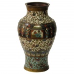 Vaso em bronze e cloisonné policromado. China,provavelmente dinastia Ming, Imperador Wanli,Séc. XVI. 30 cm de altura.