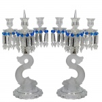Par raros candelabros em cristal Baccarat com pedras azuis para 3 velas. França, Séc. XIX. 50 cm de altura.