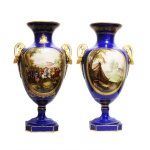 Par de importantes vasos em porcelana Sévres. França, marcas no verso datando ainda da segunda metade do Séc. XVIII. 52 cm de altura. Apresenta desgaste na douração.