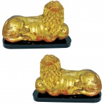 Raro par de grandes leões em monobloco de madeira com decoração a ouro. Acompanha base moderna revestida a laca. Portugal, Séc. XVIII. 39 x 64 cm sem a base e 39 x 70 cm com a base.