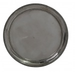 Salva em prata batida, repuxada eperolada. Estilo e época D. Maria I.Brasil, princípio do Séc. XIX. 23 cm dediâmetro
