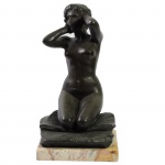 R. de Mingo - Escultura em bronze representando nu feminino. Base em mármore. 29 cm de altura com a base e 26 cm de altura sem a base.