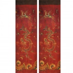 Par de tapeçarias em seda bordada.China. Séc. XVIII. 270 x 100 cm. Acompanha moldura dourada com vidro.